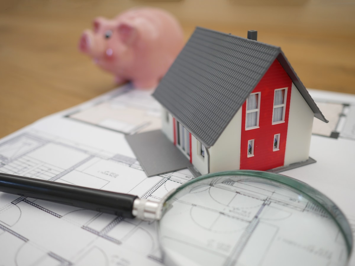 Asesor de la inmobiliaria valorando una vivienda