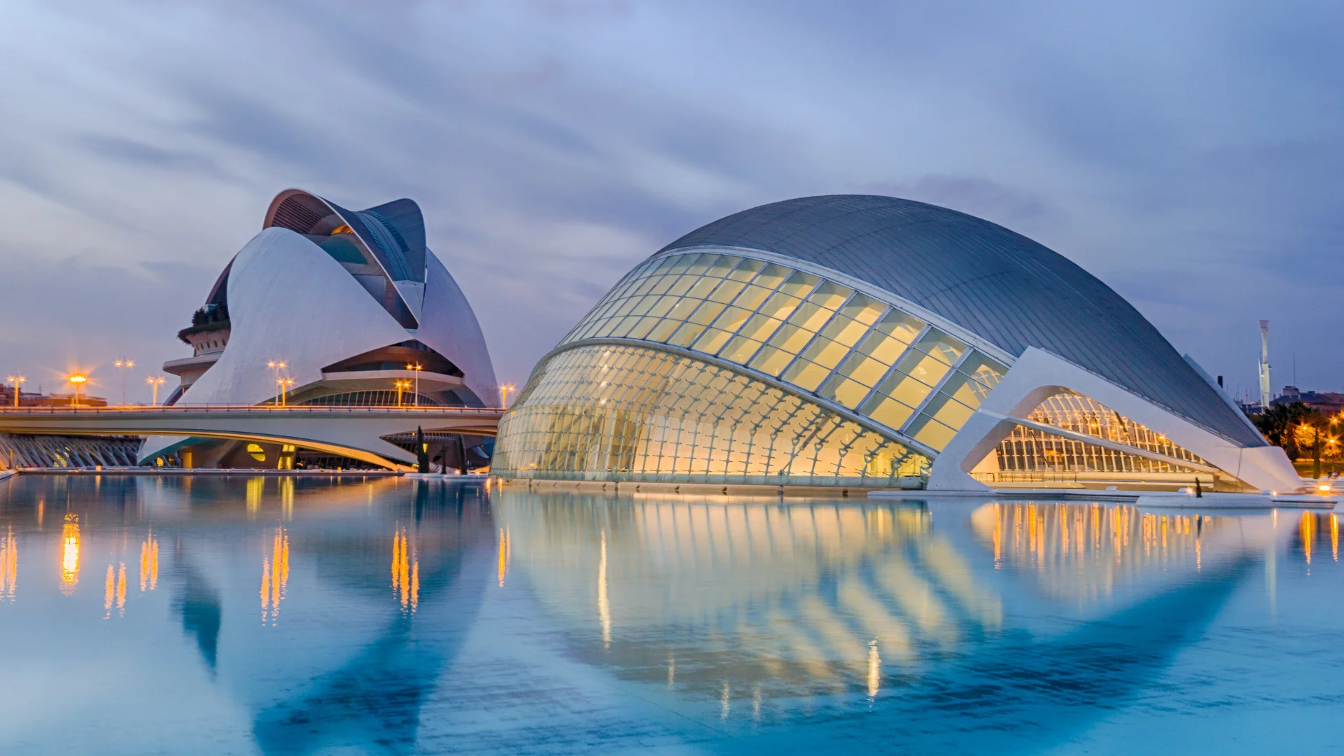 Vista panorámica aérea de Valencia con el Jardín del Turia y el mar Mediterráneo